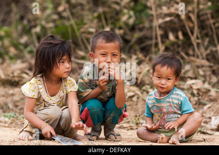 Drei kleine Kinder auf dem Lande in der Nähe von Vang Vieng, Laos Stockfoto