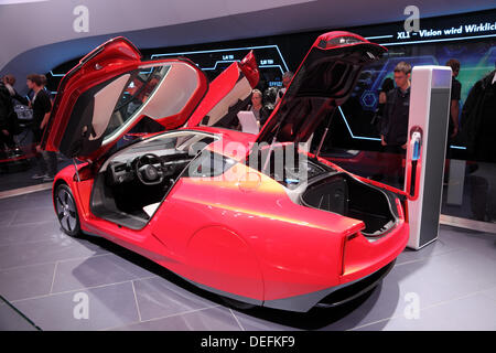 Frankfurt am Main, Deutschland. 17. September 2013. Internationale Automobilausstellung in Frankfurt am Main, Deutschland. Volkswagen präsentiert den XL1 auf der 65. IAA in Frankfurt, Deutschland am 17. September 2013 © Philippos/Alamy Live-Nachrichten Stockfoto