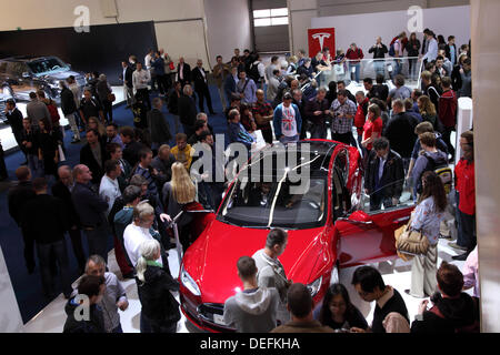 Frankfurt am Main, Deutschland. 17. September 2013. Internationale Automobilausstellung in Frankfurt am Main, Deutschland. Tesla Model S auf der 65. IAA in Frankfurt, Deutschland am 17. September 2013 © Philippos/Alamy Live-Nachrichten Stockfoto