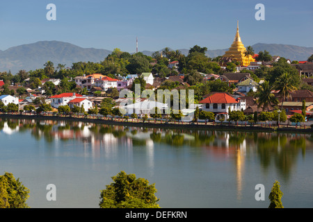 Wat Jong Kham und Kolonialzeit Bauten auf Naung Tung See, Kengtung, Shan State in Myanmar (Burma), Asien Stockfoto