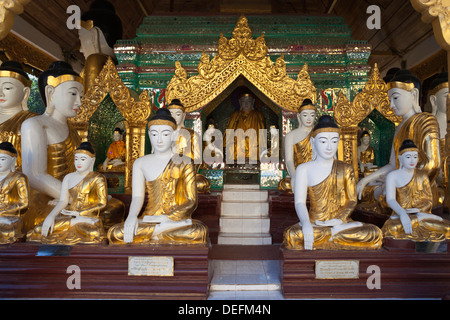 Buddha-Statuen im Inneren der Shwedagon Pagode, Yangon (Rangoon), Region Yangon, Myanmar (Burma), Asien Stockfoto