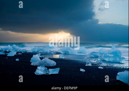 Eisberge am Strand, Jökulsárlón, Island, Polarregionen Stockfoto