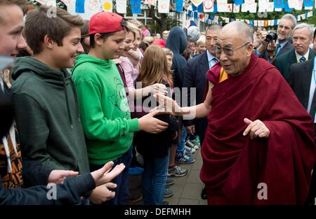 Hannover, Deutschland. 18. September 2013. Der Dalai Lama begrüßt Studenten in Hannover, Deutschland, 18. September 2013. Foto: Julian Stratenschulte/Dpa/Alamy Live News Stockfoto