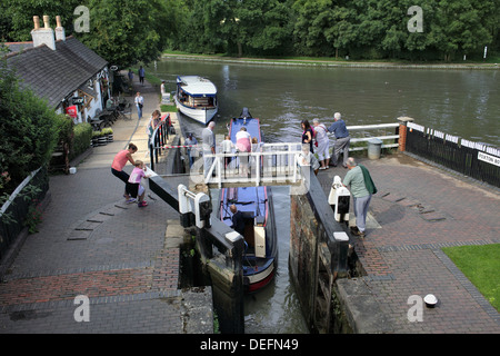 Schließen die untere Schleuse als ein Narrowboat durchläuft Foxton sperrt, in der Nähe von Market Harborough, Leicestershire. Stockfoto