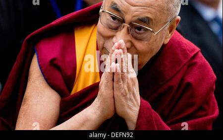 Hannover, Deutschland. 18. September 2013. Der Dalai Lama begrüßt Studenten in Hannover, Deutschland, 18. September 2013. Foto: Julian Stratenschulte/Dpa/Alamy Live News Stockfoto