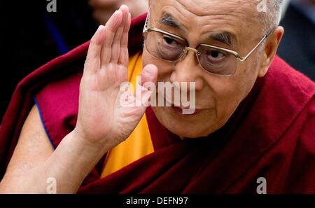 Hannover, Deutschland. 18. September 2013. Der Dalai Lama begrüßt Studenten in Hannover, Deutschland, 18. September 2013. Foto: Julian Stratenschulte/Dpa/Alamy Live News Stockfoto