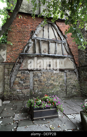 Eine hölzerne Cruck aus dem Abriss eines alten mittelalterlichen Gebäudes, High Street, Wirksworth, Derbyshire. Stockfoto