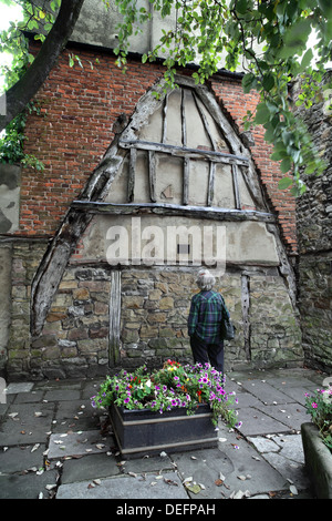 Eine hölzerne Cruck aus dem Abriss eines alten mittelalterlichen Gebäudes, High Street, Wirksworth, Derbyshire. Stockfoto