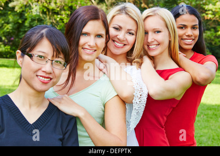 Team von fünf glückliche junge Frauen lächelnd in der Natur Stockfoto