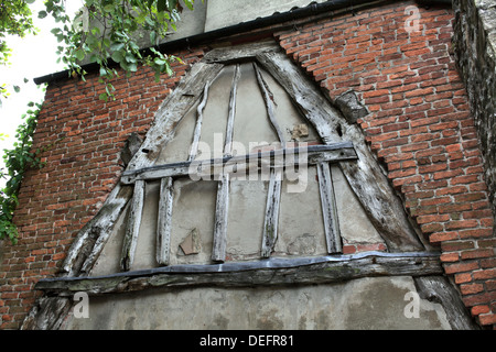 Eine hölzerne Cruck aus dem Abriss eines alten mittelalterlichen Gebäudes, High Street, Wirksworth, Derbyshire. Stockfoto