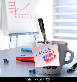 Romantische Beziehung Arbeitsplatzkonzept bestehend aus einem Becher und einen Hinweis, wo es geschrieben steht, dass ich vermisse Sie und ein flipchart Stockfoto