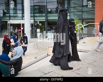 Zwei College-Studenten in Burkas gekleidet in Birmingham, Großbritannien. Sie sind Schüler am Metropolitan College in Birmingham. Stockfoto