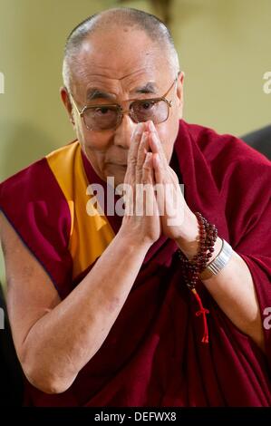 Hannover, Deutschland. 18. September 2013. Der Dalai Lama während einer Pressekonferenz in Hannover, Deutschland, 18. September 2013. Foto: SEBASTIAN KAHNERT/Dpa/Alamy Live News Stockfoto