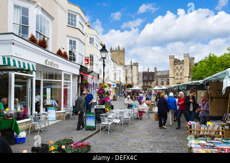 Marktstände auf dem Marktplatz mit der Kathedrale und den Bischofspalast hinter Wells, Somerset, England, UK Stockfoto