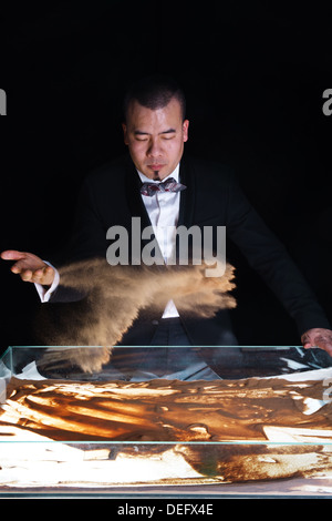 Der Mensch schafft Sandmalerei Stockfoto