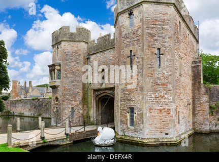 Tor zu den Bischofspalast mit Schwan Skulptur in den Wassergraben, Wells, Somerset, England, UK Stockfoto