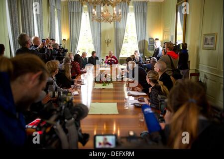 Hannover, Deutschland. 18. September 2013. Der Dalai Lama während einer Pressekonferenz in Hannover, Deutschland, 18. September 2013. Foto: SEBASTIAN KAHNERT/Dpa/Alamy Live News Stockfoto