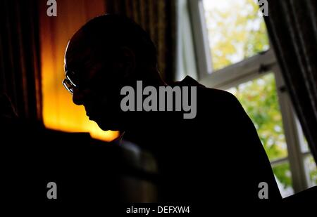 Hannover, Deutschland. 18. September 2013. Der Dalai Lama kommt nach einer Pressekonferenz in Hannover, Deutschland, 18. September 2013. Foto: JULIAN STRATENSCHULTE/Dpa/Alamy Live News Stockfoto