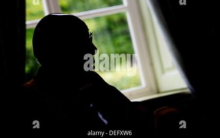 Hannover, Deutschland. 18. September 2013. Der Dalai Lama kommt nach einer Pressekonferenz in Hannover, Deutschland, 18. September 2013. Foto: JULIAN STRATENSCHULTE/Dpa/Alamy Live News Stockfoto