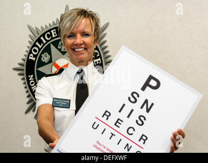 Belfast, Nordirland. 18. September 2013 - DCC Judith Gillespie startet 2014/15 PSNI Recruitment Kampagne Credit: Stephen Barnes/Alamy Live News Stockfoto