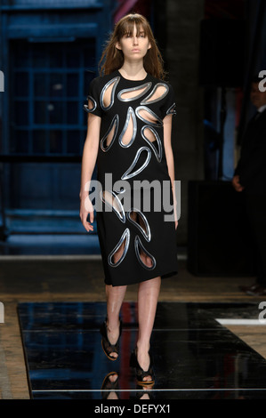 Ein Model trägt eine Design erstellt von Christopher Kane während der London Fashion Week Frühjahr/Sommer 2014. Stockfoto