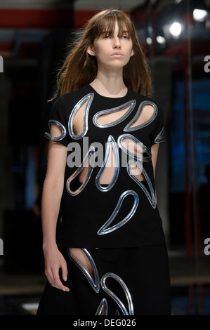 Ein Model trägt eine Design erstellt von Christopher Kane während der London Fashion Week Frühjahr/Sommer 2014. Stockfoto