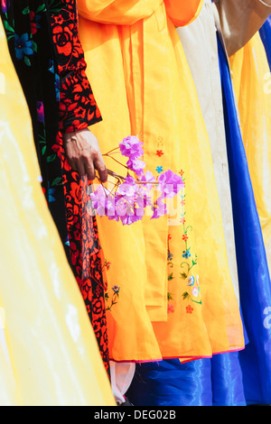 Frauen in traditioneller Tracht während Straße feiern, Pyongyang, Nordkorea (Demokratische Republik Korea), Asien Stockfoto