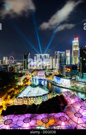 Erhöhten Blick auf die Unterhaltung Bezirk von Clarke Quay, der Singapore River und die Stadt Skyline, Singapur, Südostasien Stockfoto