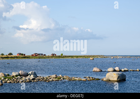 Roten Hütten an der felsigen Küste der Ostsee Stockfoto