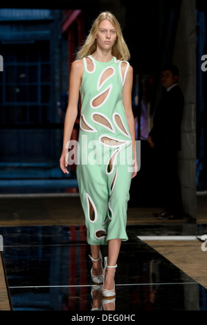 Ein Model trägt eine Design erstellt von Christopher Kane während der London Fashion Week Frühjahr/Sommer 2014. Stockfoto