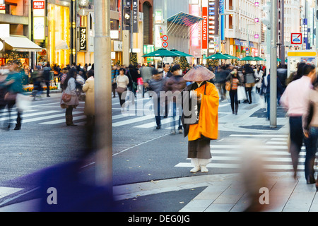 Shinto Mönch in traditioneller Tracht, die Almosen (Spenden), Ginza, Tokio, Honshu, Japan, Asien Stockfoto