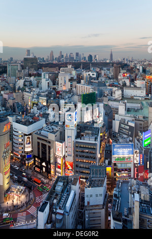 Erhöhten Blick auf Skyline von Shinjuku angesehen von Shibuya, Tokyo, Honshu, Japan, Asien Stockfoto