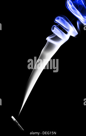 Stick mit einem blauen Rauch. Auf schwarzem Hintergrund isoliert Stockfoto