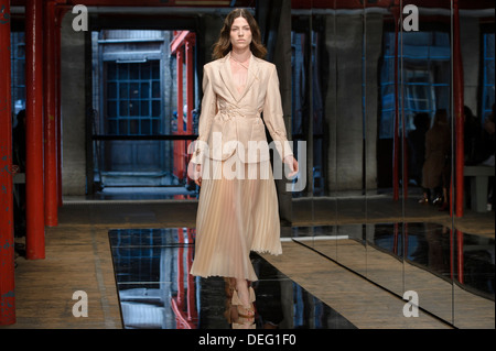 Ein Model trägt eine Design erstellt von Christopher Kane während der London Fashion Week Frühjahr/Sommer 2014. Stockfoto