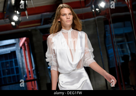 Ein Model trägt eine Design erstellt von Christopher Kane während der London Fashion Week Frühjahr/Sommer 2014. Stockfoto