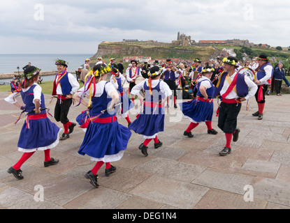 Morris Tänzer in Whitby mit der Abtei in den Hintergrund, Yorkshire, England, UK Stockfoto