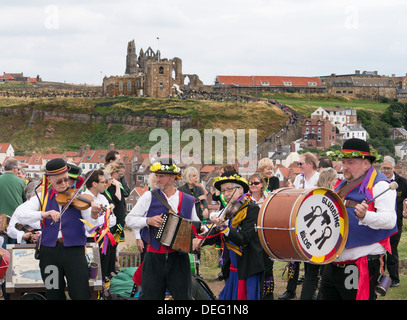 Volksmusikanten spielen begleitend Morris tanzen Whitby Folk Woche, Yorkshire, England, UK Stockfoto