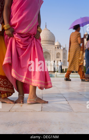 Besucher vor dem Taj Mahal, UNESCO-Weltkulturerbe, Agra, Uttar Pradesh, Indien, Asien Stockfoto