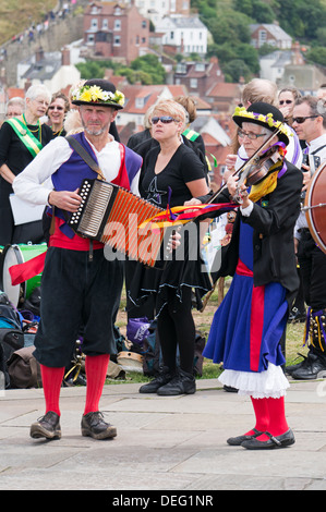 Musiker spielen Akkordeon und Geige Folk Woche Whitby, Yorkshire, England, UK Stockfoto
