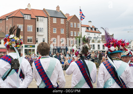 Morris Dancers in floralen Hüte Whitby Folk Week, Yorkshire, England, Großbritannien Stockfoto