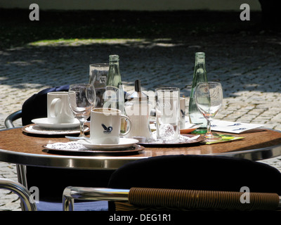 Gebrauchte Street Cafe Tisch Stockfoto