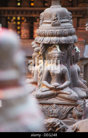 Statuen im Swayambhunath Stupa, UNESCO-Weltkulturerbe, Kathmandu, Nepal, Asien Stockfoto