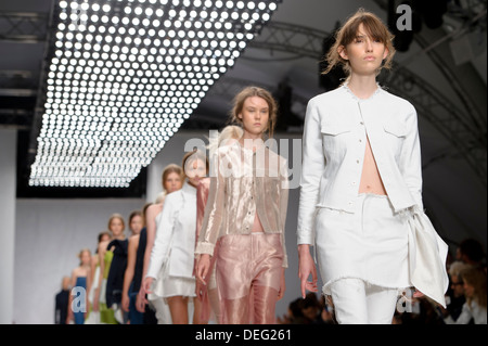 Ein Model trägt eine Design erstellt durch Marques'Almeida während der London Fashion Week Frühjahr/Sommer 2014. Stockfoto