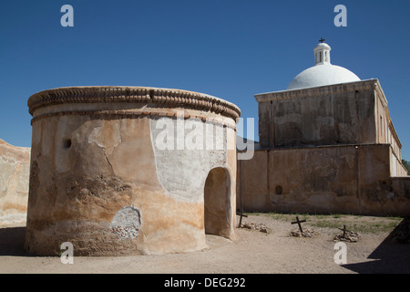 Leichenhalle Kapelle und Gräber, San Jose de Tumacacori Mission Tumacacori National Historic Park, New Mexico, USA Stockfoto