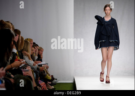 Ein Model trägt eine Design erstellt durch Marques'Almeida während der London Fashion Week Frühjahr/Sommer 2014. Stockfoto