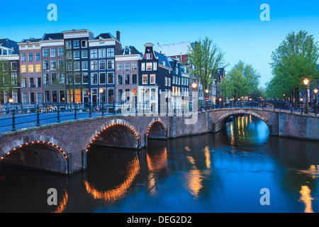 Keizersgracht und Leidsegracht Kanäle bei Dämmerung, Amsterdam, Niederlande, Europa Stockfoto