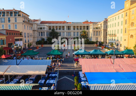 Restaurants im Freien inmitten Cours Saleya, Nizza, Alpes Maritimes, Provence, Cote d ' Azur, Côte d ' Azur, Frankreich Stockfoto