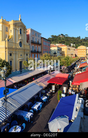 Restaurants im Freien inmitten Cours Saleya, Nizza, Alpes Maritimes, Provence, Cote d ' Azur, Côte d ' Azur, Frankreich Stockfoto