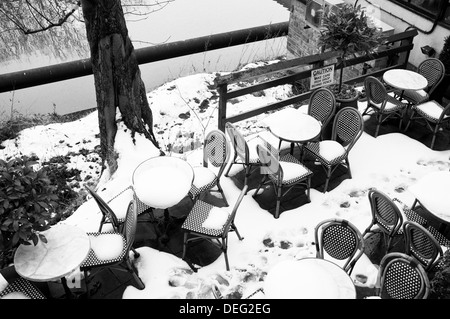 Schnee bedeckten Tischen in einem Restaurant auf dem Fußweg, die entlang des Flusses Wear in Durham, England. WInter 2012/13. Stockfoto