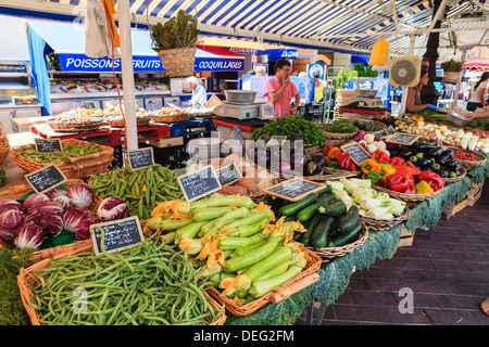 Der Morgen Obst- und Gemüsemarkt, Cours Saleya, Nizza, Alpes Maritimes, Provence, Cote d ' Azur, Côte d ' Azur, Frankreich Stockfoto